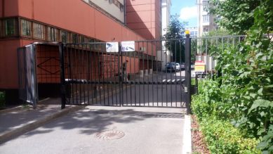 Распашные ворота на въезде во двор в Москве