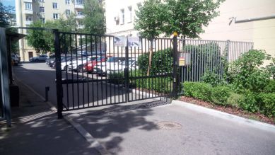 Забор и калитка уже были установлены