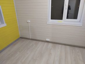 Упольные и отдалённые от пола розетки рядом