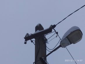 Надёжное крепление электрического кабеля на столбе