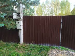 Щит со счётчиком на столбе, куда подключался дом